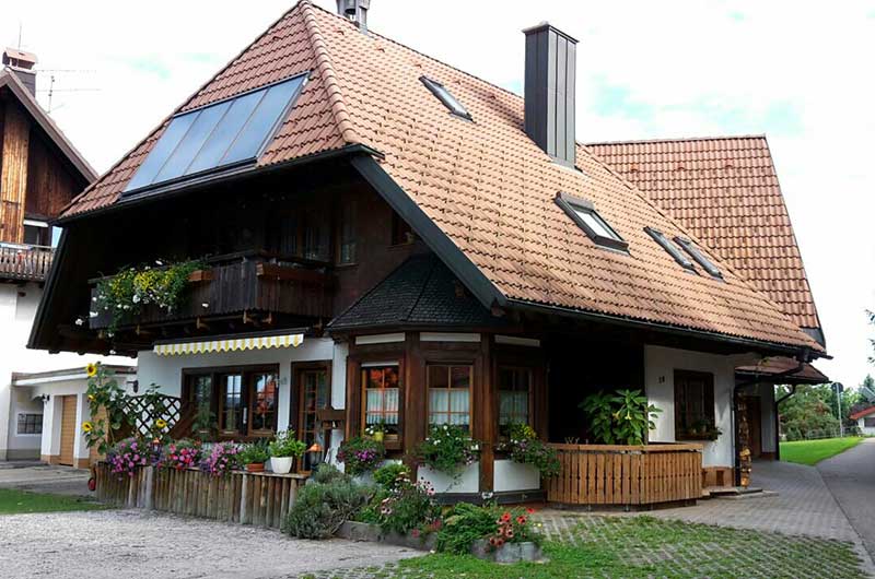 Zimmerei Hasenfratz - Referenzen - Wohnhaus mit Schwarzwalddach